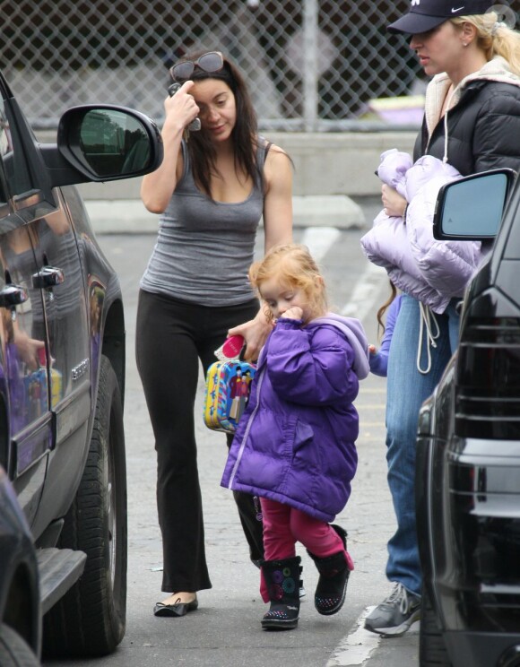 Sunday Urban, la fille de Nicole Kidman et Keith Urban, rentre de l'école avec sa nounou à Los Angeles, le 24 janvier 2013.
