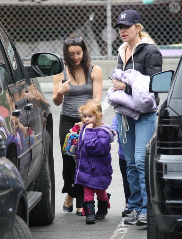 Sunday Urban, la fille de Nicole Kidman et Keith Urban, rentre de l'école avec sa nounou à Los Angeles, le 24 janvier 2013.