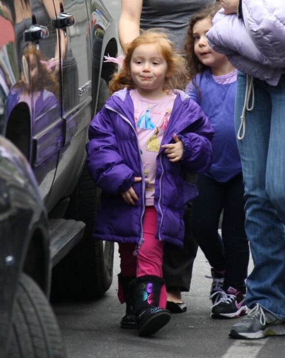 Sunday Urban, la fille de l'actrice Nicole Kidman et Keith Urban, rentre de l'école avec sa nounou à Los Angeles, le 24 janvier 2013.