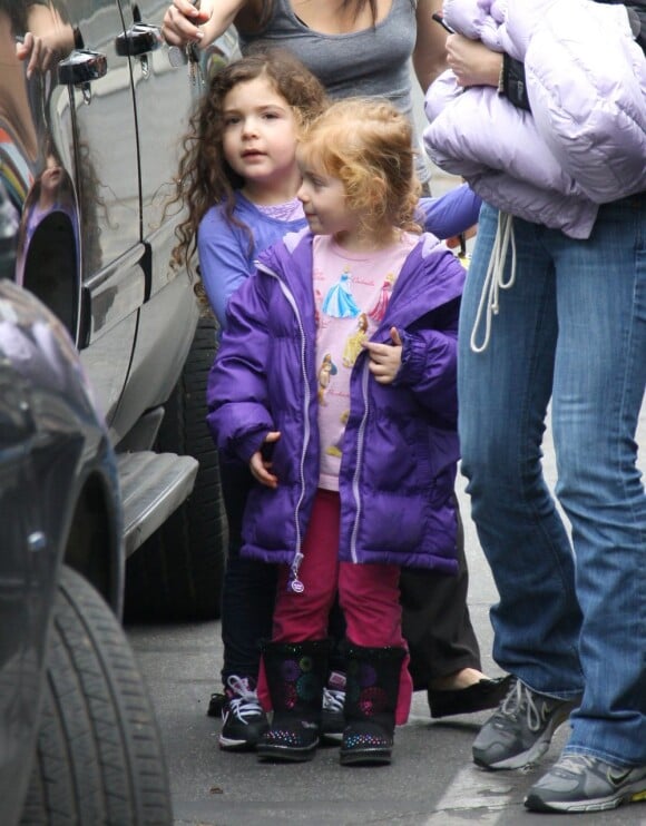 Sunday Urban, la fille de Nicole Kidman et Keith Urban, rentre de l'école avec sa nounou à Los Angeles, le 24 janvier 2013.