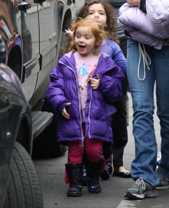 Sunday Urban, la fille de Nicole Kidman et Keith Urban, rentre de l'école avec sa nounou à Los Angeles, le 24 janvier 2013.