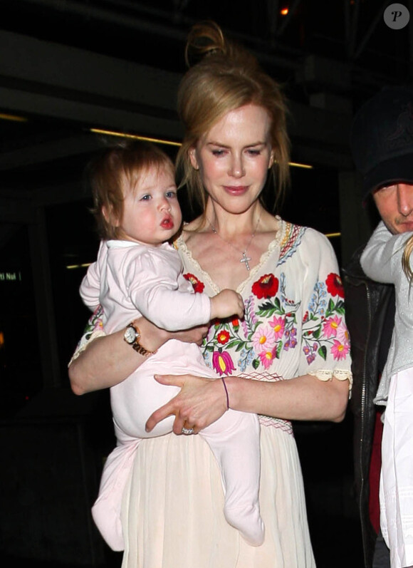 Nicole Kidman et son mari Keith Urban, à l'aéroport de Los Angeles, avec leurs filles Faith et Sunday, le 14 mars 2012.