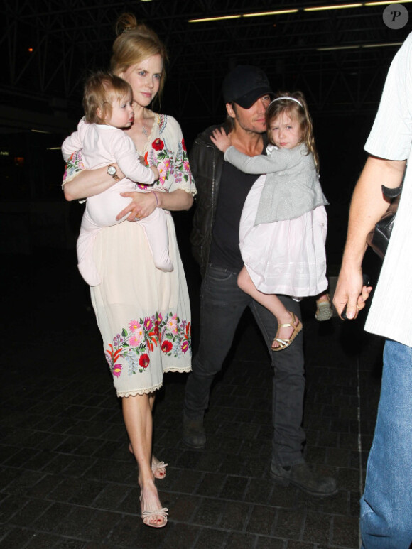 Nicole Kidman et son mari Keith Urban, à l'aéroport de Los Angeles, avec leurs filles Faith et Sunday, le 14 mars 2012.