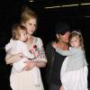 Nicole Kidman et son mari Keith Urban, à l'aéroport de Los Angeles, avec leurs filles Faith et Sunday, le 14 mars 2012.