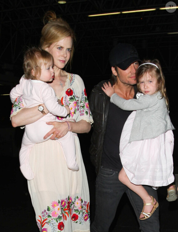 Nicole Kidman et son mari Keith Urban, à l'aéroport de Los Angeles, avec leurs filles Faith et Sunday, le 14 mars 2012.