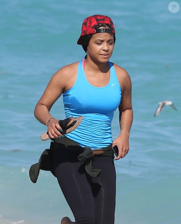 La chanteuse américaine Christina Milian fait son jogging sur une plage de Miami le 25 Janvier 2013.