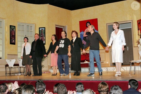 Bernard Dhéran avec la troupe de Toc Toc de Laurent Baffie lors de la 300e représentation de la pièce, au Théâtre du Palais-Royal, à Paris, le 6 décembre 2006. Le comédien s'est éteint à l'âge de 86 ans le 27 janvier 2013.