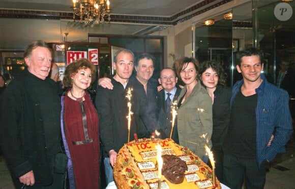 Bernard Dhéran fêtant avec Laurent Baffie et toute l'équipe de Toc Toc la 100e représentation de la pièce, le 22 mars 2006 au Théâtre du Palais-Royal. Le comédien est décédé le 27 janvier 2013 à Marrakech à 86 ans.