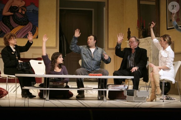 Bernard Dhéran en scène le 13 décembre 2005 avec l'équipe de la pièce Toc-Toc (Claire Maurier, Marilou Berry, Daniel Russo, Sophie Mounicot) de Laurent Baffie, au Théâtre du Palais-Royal. Le comédien est décédé le 27 janvier 2013 à Marrakech à 86 ans.