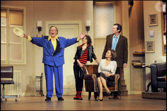 Bernard Dhéran en scène avec Jean-Luc Reichmann, Corinne Touzet et Delphine Rivière au Théâtre des Variétés, le 5 mars 2010. Le comédien est décédé le 27 janvier 2013 à 86 ans.