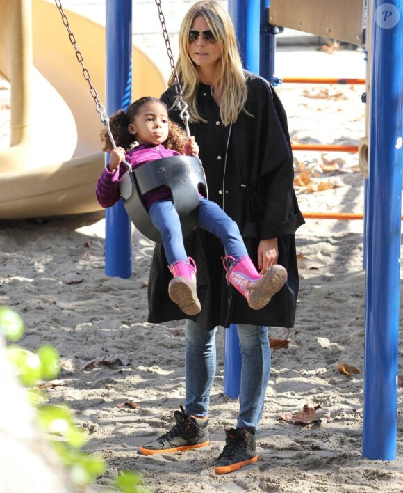 Heidi Klum, ses enfants Leni, Henry, Johan et Lou et son compagnon Martin Kristen dans un parc à Brentwood, le 26 Janvier 2013. Pendant que la famille était au parc, l'ainé Henry participait à un match de football.