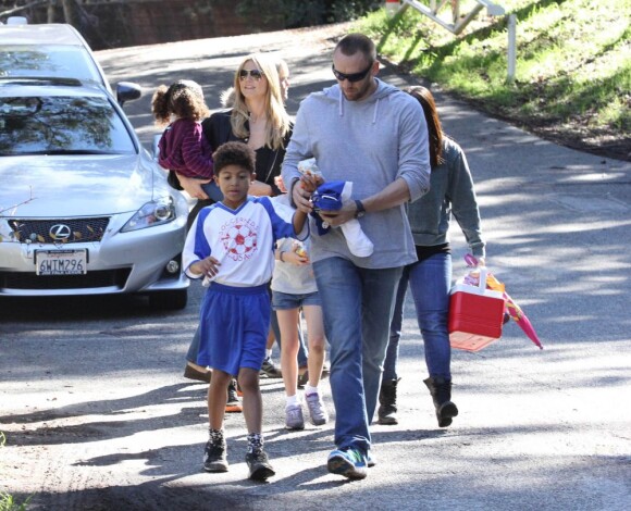 Heidi Klum, ses enfants Leni, Henry, Johan et Lou et son compagnon Martin Kristen dans un parc à Brentwood, le 26 Janvier 2013. Pendant que la famille était au parc, l'ainé Henry participait à un match de football.