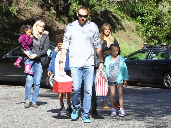 Heidi Klum, ses enfants Leni, Henry, Johan et Lou et son compagnon Martin Kristen dans un parc à Brentwood, le 26 Janvier 2013. Pendant que la famille était au parc, l'ainé Henry participait à un match de football.
