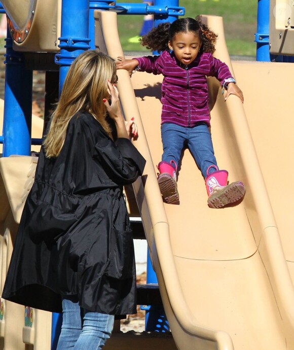 Heidi Klum, ses enfants Leni, Henry, Johan et Lou et son compagnon Martin Kristen dans un parc à Brentwood, le 26 Janvier 2013. Pendant que la famille était au parc, l'ainé Henry participait à un match de football.
