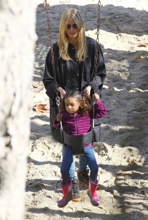 Heidi Klum, ses enfants Leni, Henry, Johan et Lou et son compagnon Martin Kristen dans un parc à Brentwood, le 26 Janvier 2013. Pendant que la famille était au parc, l'ainé Henry participait à un match de football.