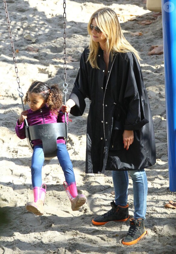 Heidi Klum, ses enfants Leni, Henry, Johan et Lou et son compagnon Martin Kristen dans un parc à Brentwood, le 26 Janvier 2013. Pendant que la famille était au parc, l'ainé Henry participait à un match de football.