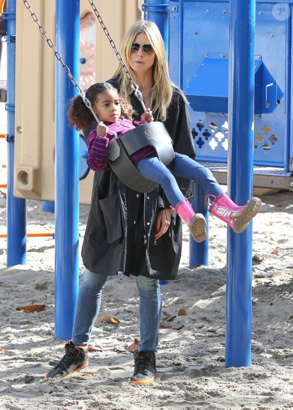 Heidi Klum, ses enfants Leni, Henry, Johan et Lou et son compagnon Martin Kristen dans un parc à Brentwood, le 26 Janvier 2013. Pendant que la famille était au parc, l'ainé Henry participait à un match de football.