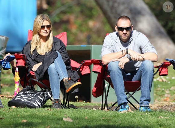 Heidi Klum, ses enfants Leni, Henry, Johan et Lou et son compagnon Martin Kristen dans un parc à Brentwood, le 26 Janvier 2013. Pendant que la famille était au parc, l'ainé Henry participait à un match de football.