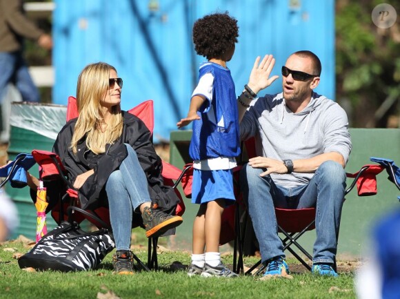 Heidi Klum, ses enfants Leni, Henry, Johan et Lou et son compagnon Martin Kristen dans un parc à Brentwood, le 26 Janvier 2013. Pendant que la famille était au parc, l'ainé Henry participait à un match de football.