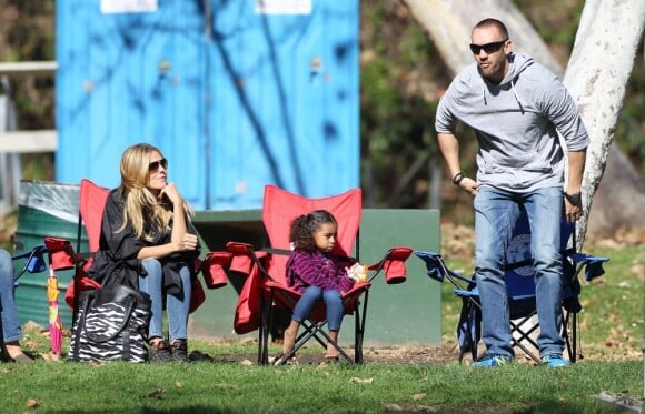 Heidi Klum, ses enfants Leni, Henry, Johan et Lou et son compagnon Martin Kristen lors d'une après-midi au parc à Brentwood, le 26 Janvier 2013. Pendant que la famille était au parc, l'ainé Henry participait à un match de football.