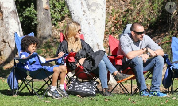 Heidi Klum, ses enfants Leni, Henry, Johan et Lou et son compagnon Martin Kristen dans un parc à Brentwood, le 26 Janvier 2013. Pendant que la famille était au parc, l'ainé Henry participait à un match de football.
