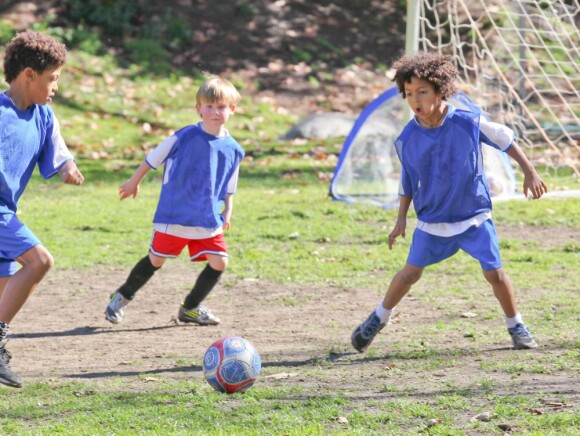 Heidi Klum, ses enfants Leni, Henry, Johan et Lou et son compagnon Martin Kristen dans un parc à Brentwood, le 26 Janvier 2013. Pendant que la famille était au parc, l'ainé Henry participait à un match de football.