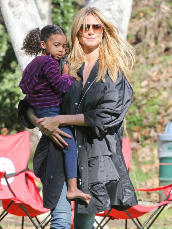 Heidi Klum, ses enfants Leni, Henry, Johan et Lou et son compagnon Martin Kristen dans un parc à Brentwood, le 26 Janvier 2013. Pendant que la famille était au parc, l'ainé Henry participait à un match de football.