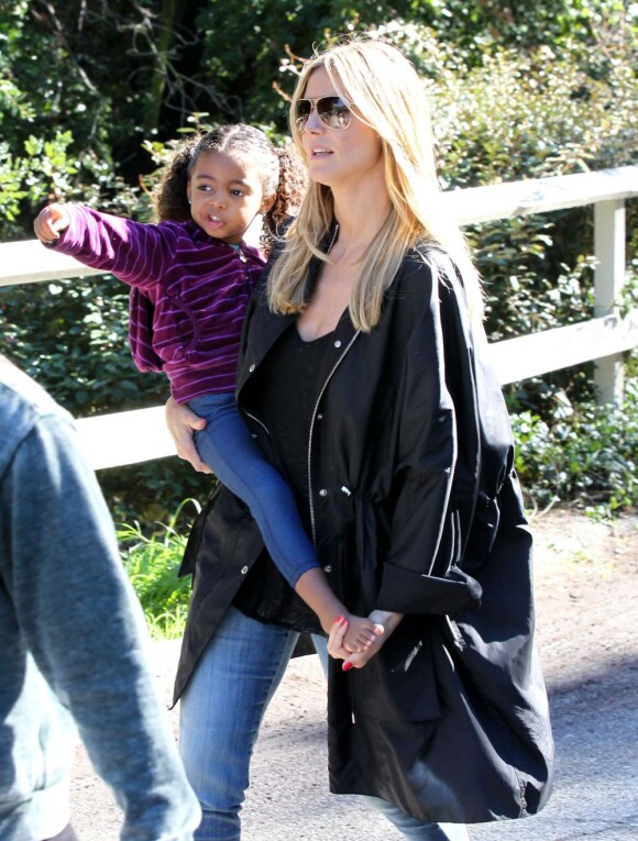 Heidi Klum, ses enfants Leni, Henry, Johan et Lou et son compagnon Martin Kristen dans un parc à Brentwood, le 26 Janvier 2013. Pendant que la famille était au parc, l'ainé Henry participait à un match de football.