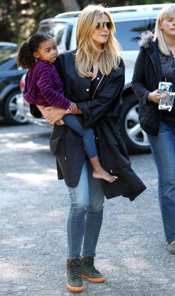 Heidi Klum, ses enfants Leni, Henry, Johan et Lou et son compagnon Martin Kristen dans un parc à Brentwood, le 26 Janvier 2013. Pendant que la famille était au parc, l'ainé Henry participait à un match de football.
