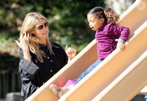 Heidi Klum, ses enfants Leni, Henry, Johan et Lou et son compagnon Martin Kristen dans un parc à Brentwood, le 26 Janvier 2013. Pendant que la famille était au parc, l'ainé Henry participait à un match de football.