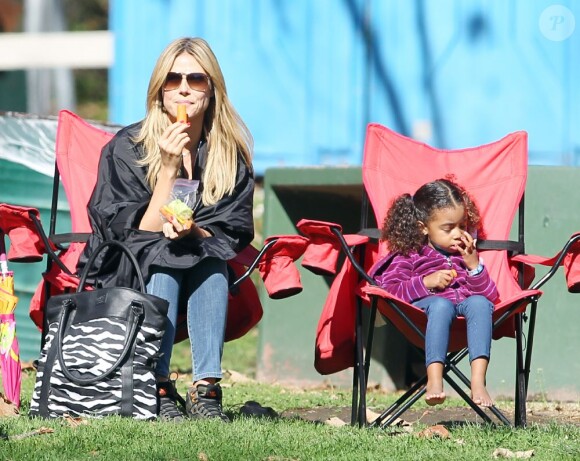 Heidi Klum, ses enfants Leni, Henry, Johan et Lou et son compagnon Martin Kristen dans un parc à Brentwood, le 26 Janvier 2013. Pendant que la famille était au parc, l'ainé Henry participait à un match de football.