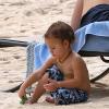 Miranda Kerr et son fils Flynn en vacances à Cancun au Mexique le 25 janvier 2013. Le jeune garçon joue sur la plage.
