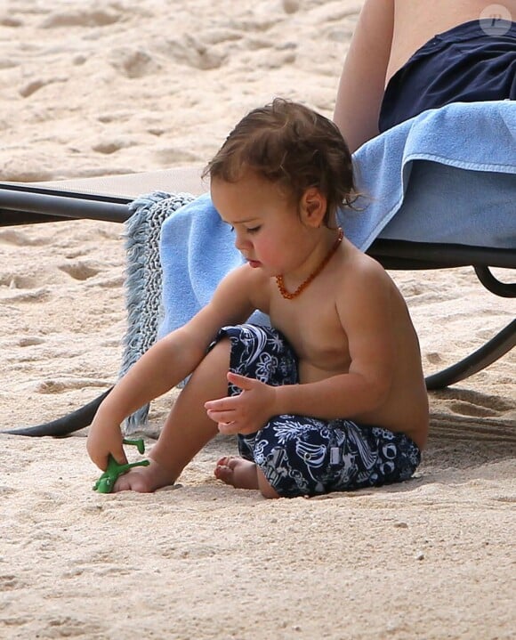Miranda Kerr et son fils Flynn en vacances à Cancun au Mexique le 25 janvier 2013. Le jeune garçon joue sur la plage.