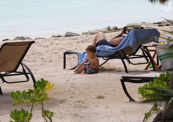 Miranda Kerr et son fils Flynn en vacances à Cancun au Mexique le 25 janvier 2013.
