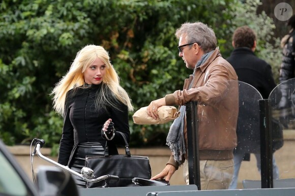 Kevin Costner envoûté par la sexy et électrique Amber Heard sur le tournage de Three Days To Kill, Rue des Barres à Paris, le 29 janvier 2013.