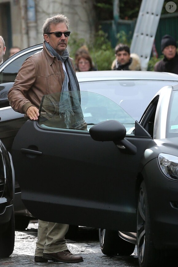 Kevin Costner s'apprête à quitter le tournage de Three Days To Kill, Rue des Barres à Paris, le 29 janvier 2013.