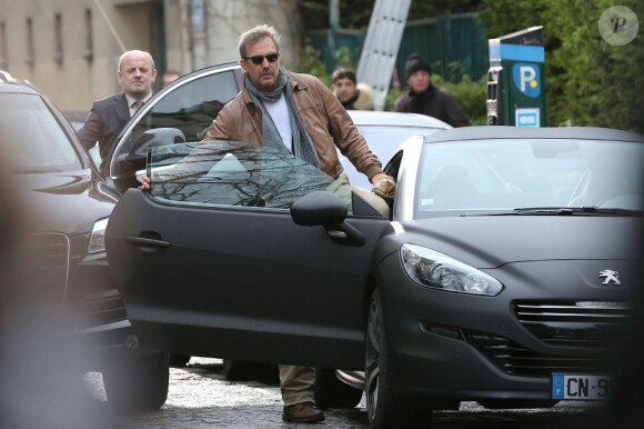 Kevin Costner quitte le tournage de Three Days To Kill, Rue des Barres à Paris, le 29 janvier 2013.