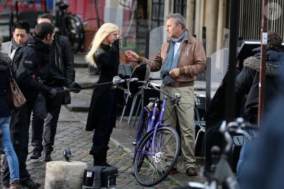 Kevin Costner et Amber Heard en plein tournage de Three Days To Kill, Rue des Barres à Paris, le 29 janvier 2013.