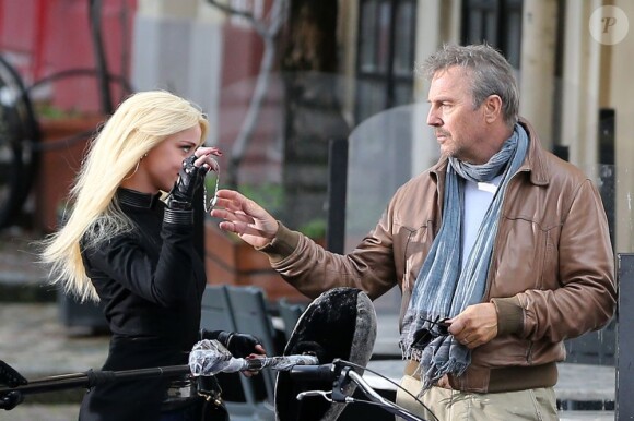 Kevin Costner cède à la tentation Amber Heard sur le tournage de Three Days To Kill, Rue des Barres à Paris, le 29 janvier 2013.