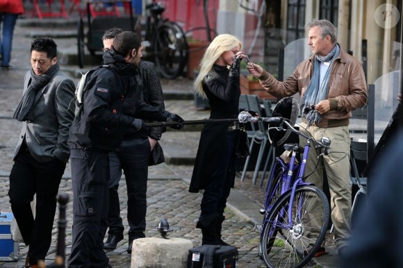 Kevin Costner et Amber Heard sur le plateau de tournage de Three Days To Kill, Rue des Barres à Paris, le 29 janvier 2013.
