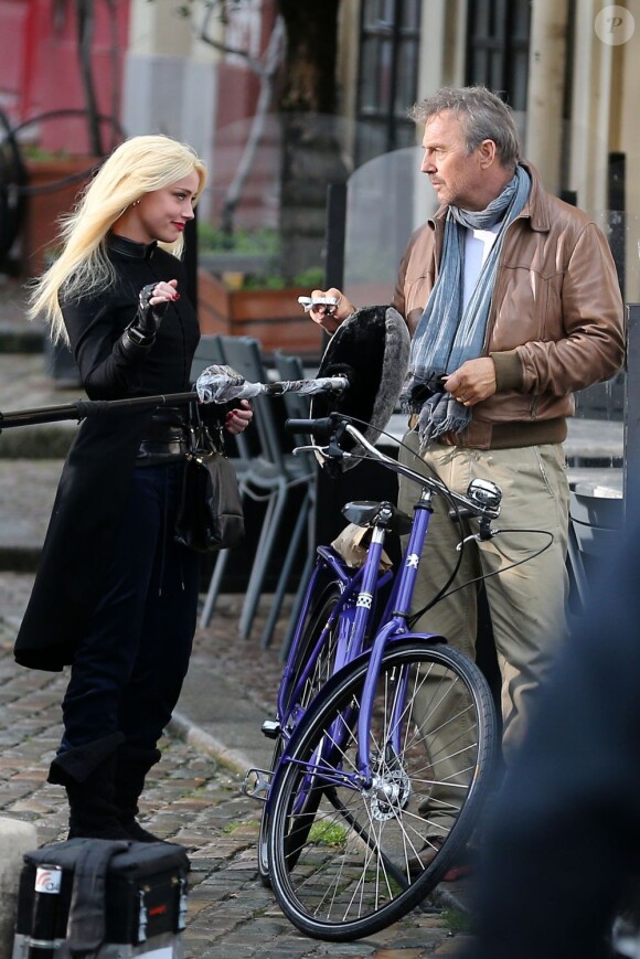 Kevin Costner et Amber Heard captent une scène sur le tournage de Three Days To Kill, Rue des Barres à Paris, le 29 janvier 2013.