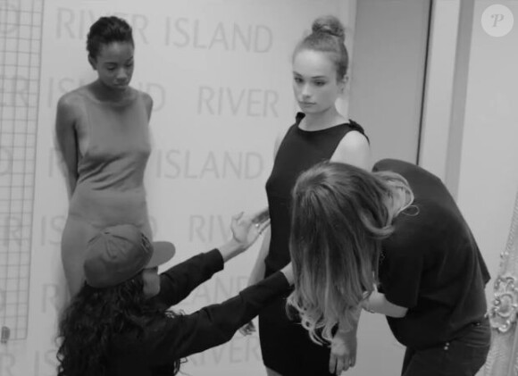 Rihanna joue les stylistes à Londres où elle prépare sa collection de vêtements pour River Island.