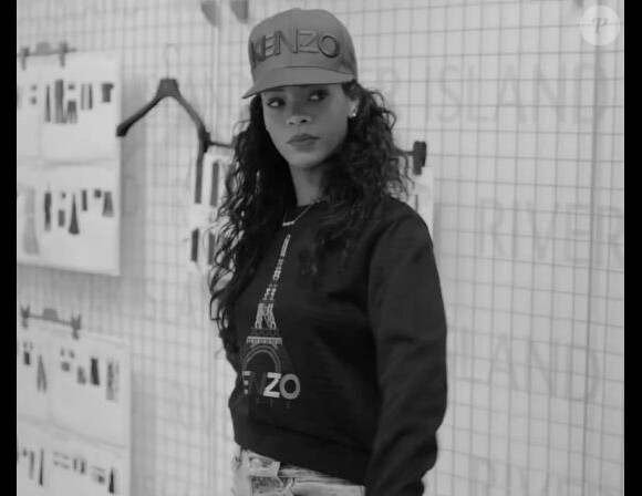Rihanna joue les stylistes à Londres où elle prépare sa collection de vêtements pour River Island.