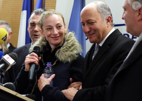 Florence Cassez pendant sa conférence de presse aux côtés de Laurent Fabius à son arrivée à Roissy