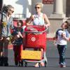 Britney Spears, accompagnée de sa soeur Jamie Lynn Spears, et de ses enfants Sean et Jayden faire des courses à Thousand Oaks, le 25 novembre 2012.