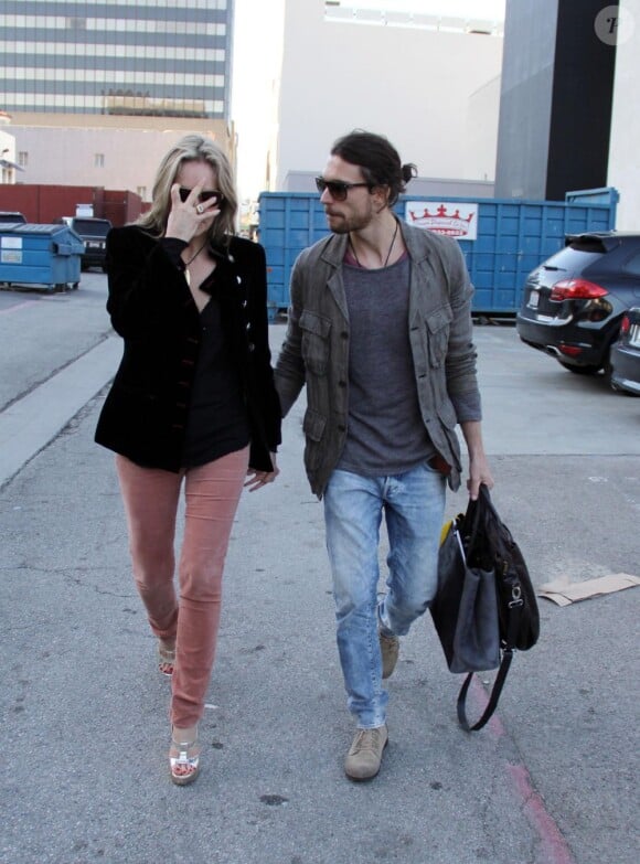 Sharon Stone main dans la main avec son petit ami Martin Mica dans les rues de Los Angeles, le 30 janvier 2013.