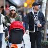 Drew Barrymore et son mari Will Kopelman promènent leur fille Olive dans les rues de New York, le 20 janvier 2013.