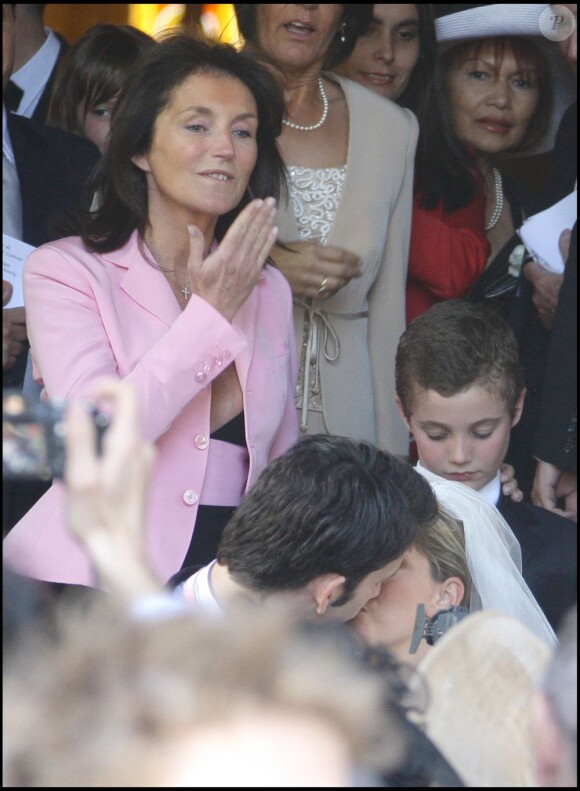 Cécilia Attias et son fils Louis au mariage de Jeanne-Marie Martin et Rallon Gurvan à Neuilly-sur-Seine le 10 mai 2008. 