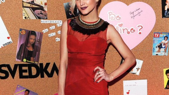 Ashlee Simpson : Sexy dans sa petite robe rouge lors d'une soirée entre filles