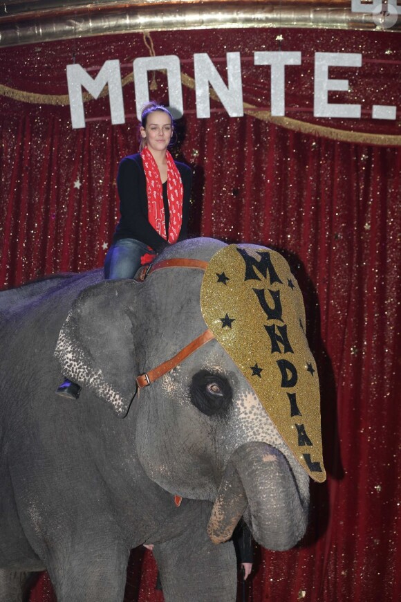 Pauline Ducruet lors de la présentation le 1er février 2013, avec sa mère la princesse Stéphanie de Monaco, des jeunes artistes de cirque programmés lors du 2e Festival New Generation (2-3 février).